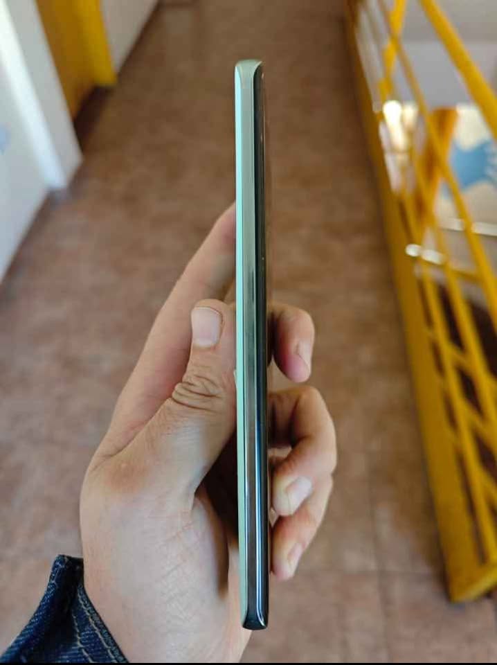 Moto Edge 40 Neo SÓLO A E-SIM de 256 GB y 8 de RAM. Con NFC. IMPECABLE ESTADO!