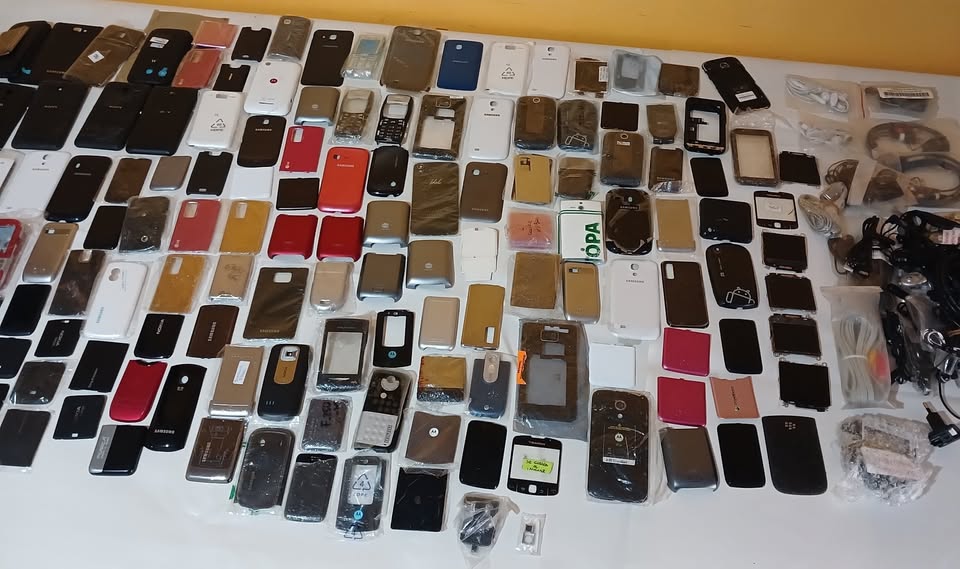 Gran Lote de Repuestos Nuevos y Originales de Celulares Retro