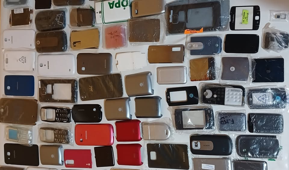 Gran Lote de Repuestos Nuevos y Originales de Celulares Retro