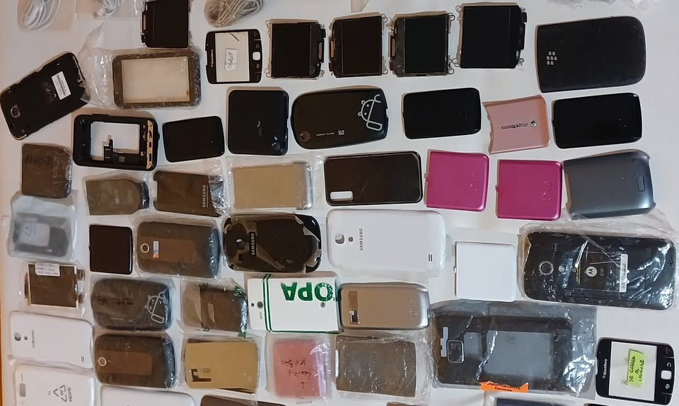 Gran Lote de Repuestos Nuevos y Originales de Celulares Retro