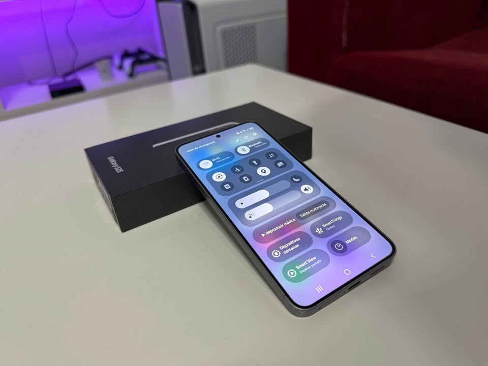 Samsung Galaxy S25 256GB 12GB RAM Silver Shadow días de uso completo con extras