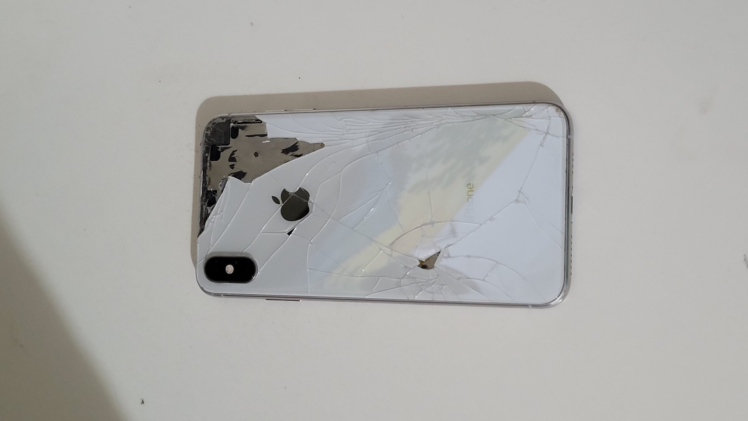 Iphone xs max 256 gb almacenamiento y 77% de bateria, detalle atras