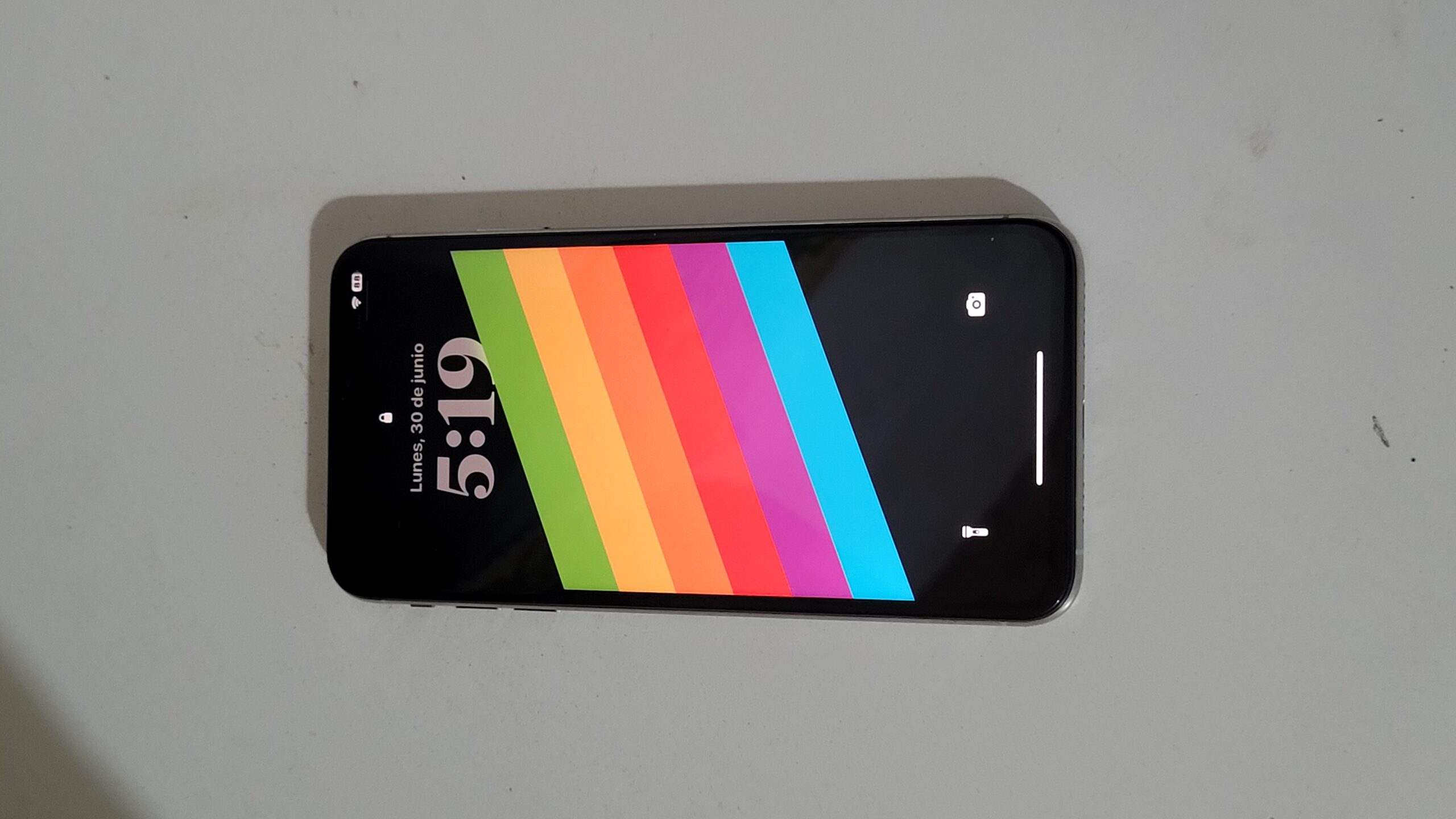 Iphone xs max 256 gb almacenamiento y 77% de bateria, detalle atras