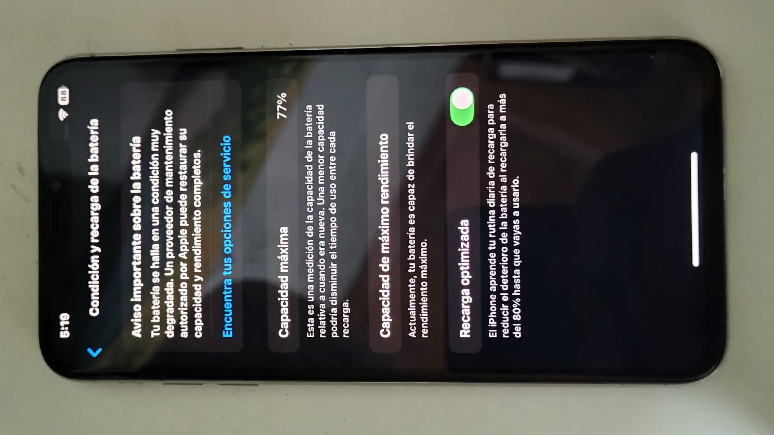 Iphone xs max 256 gb almacenamiento y 77% de bateria, detalle atras