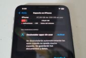 Iphone xs max 256 gb almacenamiento y 77% de bateria, detalle atras