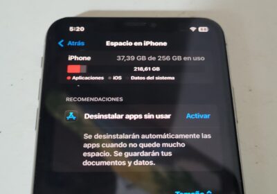 Iphone xs max 256 gb almacenamiento y 77% de bateria, detalle atras