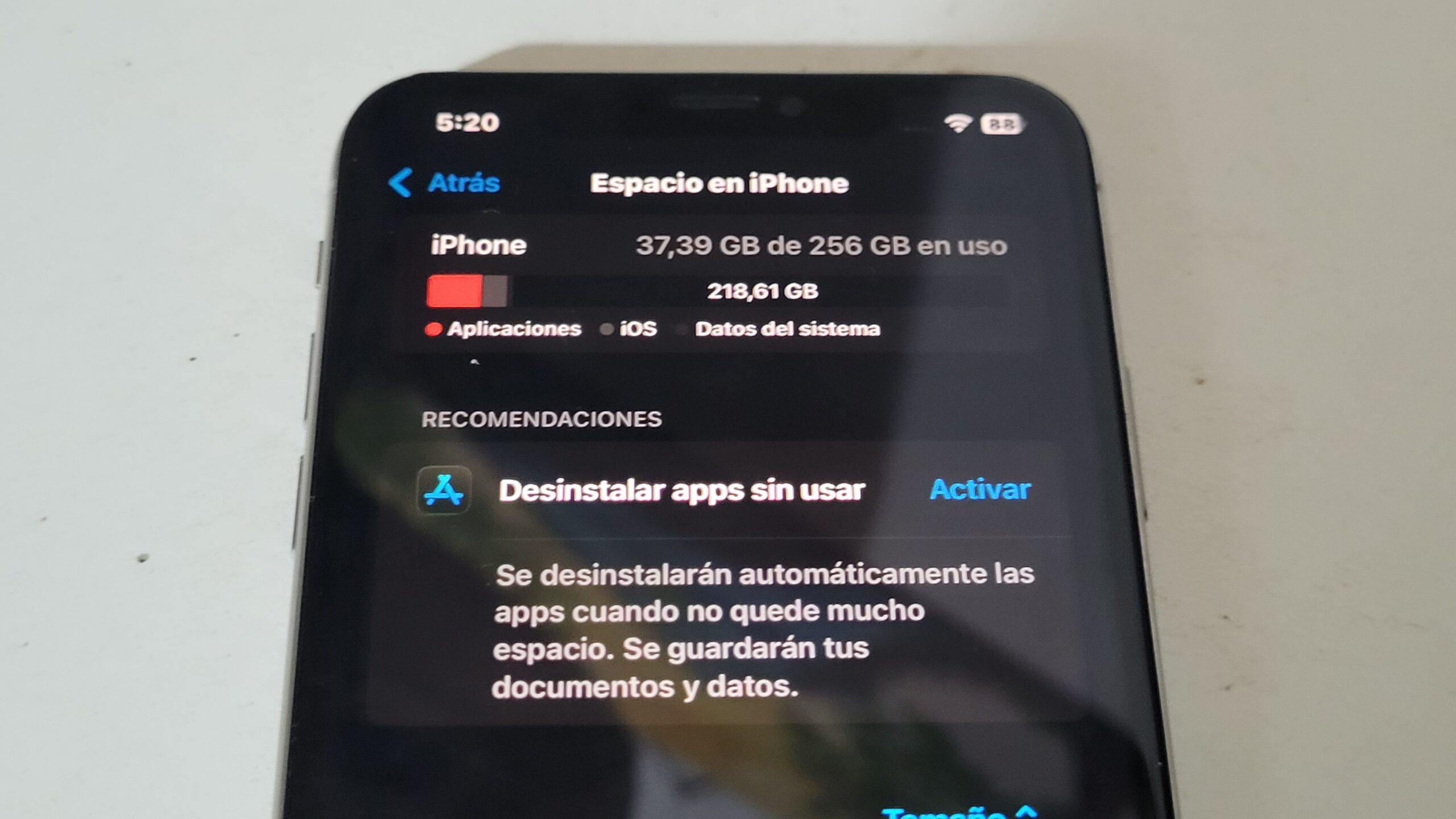 Iphone xs max 256 gb almacenamiento y 77% de bateria, detalle atras