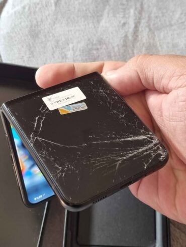 Vendo celular Samsung Z flip 3 5g libre 128gb 8ram detalle tapita trasera