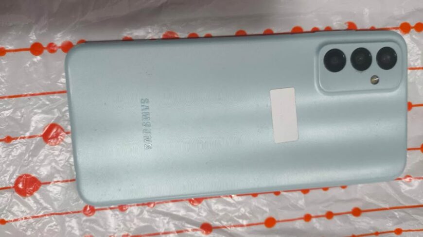 SAMSUNG M13 de 128gb LIBERADO MÍNIMO DETALLE EN PANTALLA NO AFECTA