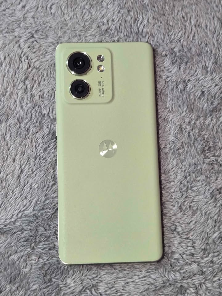 Motorola Moto Edge 40 Libre solo la esim 256 de almacenamiento y 8 de ram