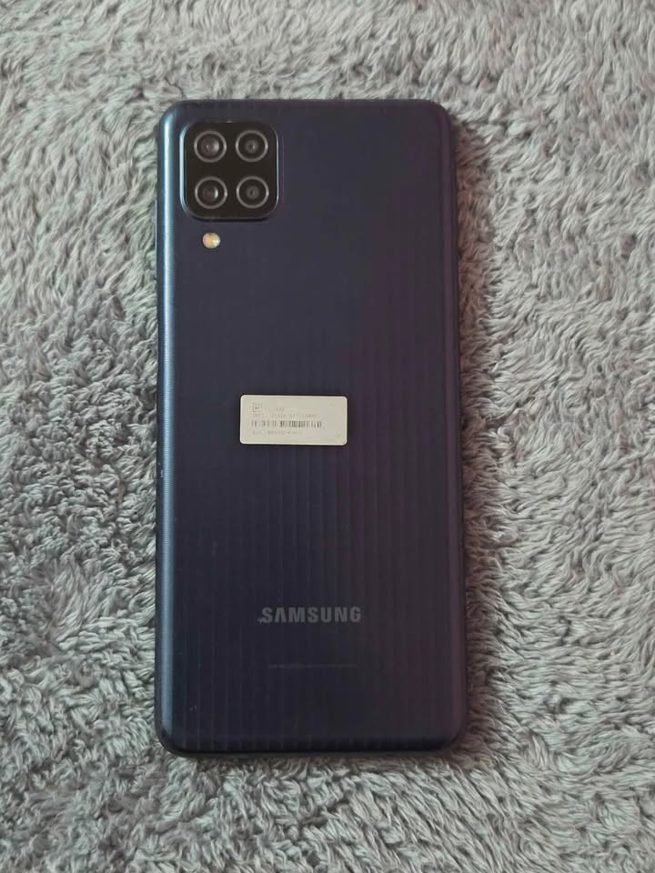 Samsung M12 Libre de fabrica para cualquier empresa 128 de almacenamiento y 4 de ram