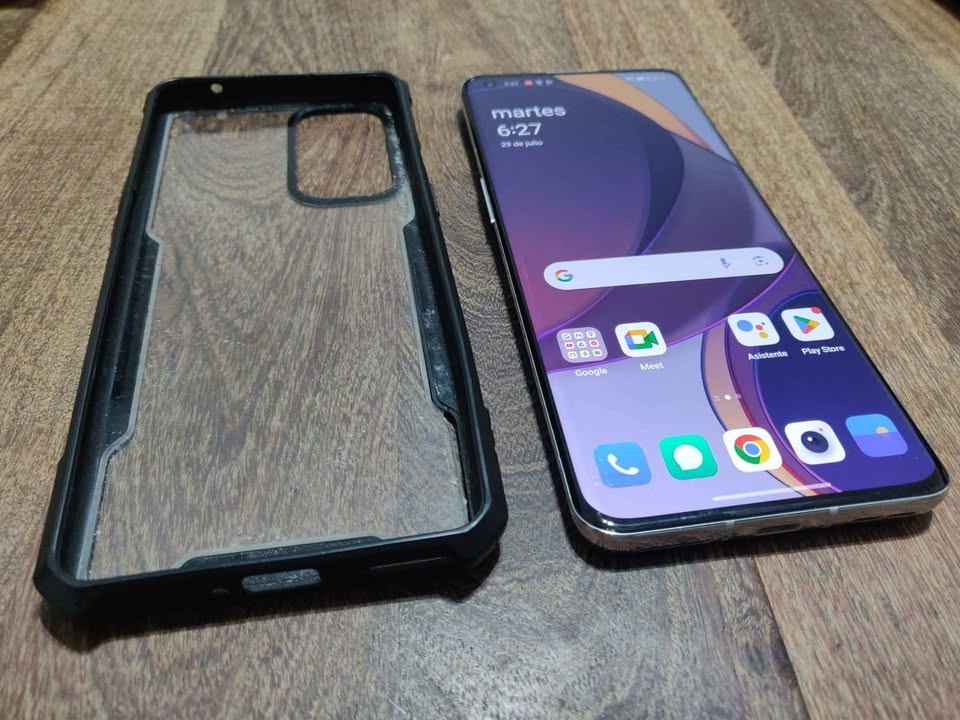 OnePlus 9 pro vendo o permuto tiene 256gb y 12gb ram una bestia