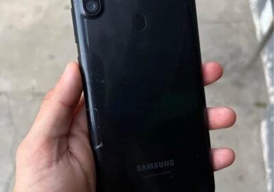 Vendo Samsung a11 astillado libre anda todo