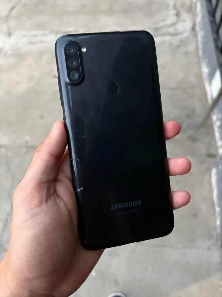 Vendo Samsung a11 astillado libre anda todo