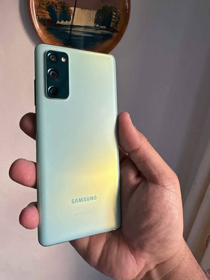 Vendo Samsung S20FE libre 128gb 6ram IMPECABLE , NO PERMUTO.
