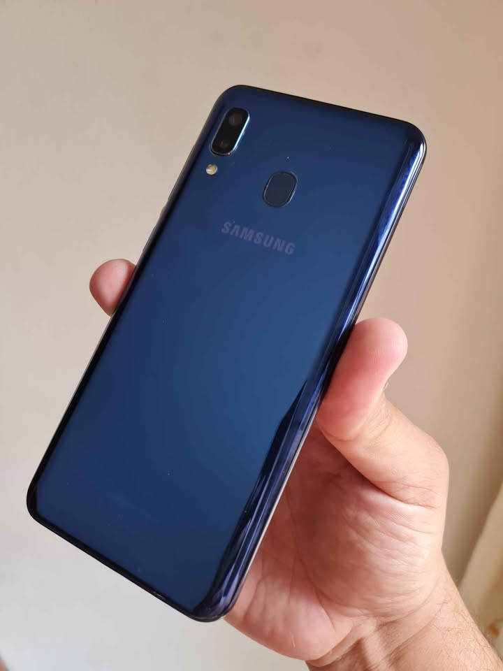 Vendo Samsung A20 libre 32gb 3ram huella , NO PERMUTO