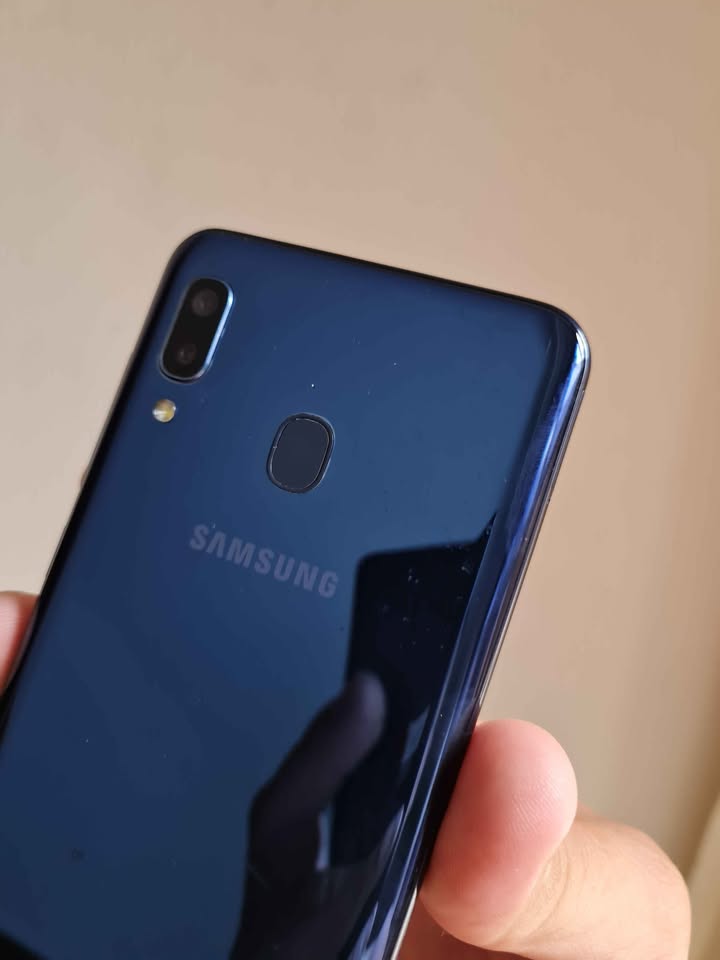 Vendo Samsung A20 libre 32gb 3ram huella , NO PERMUTO