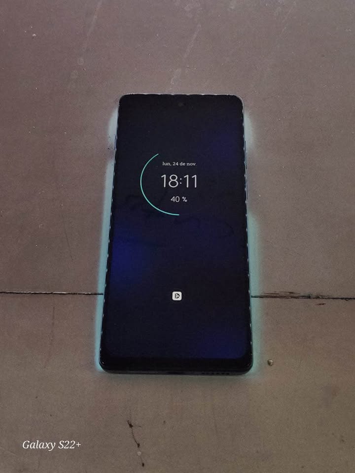 Vendo moto g200 libre impecable!