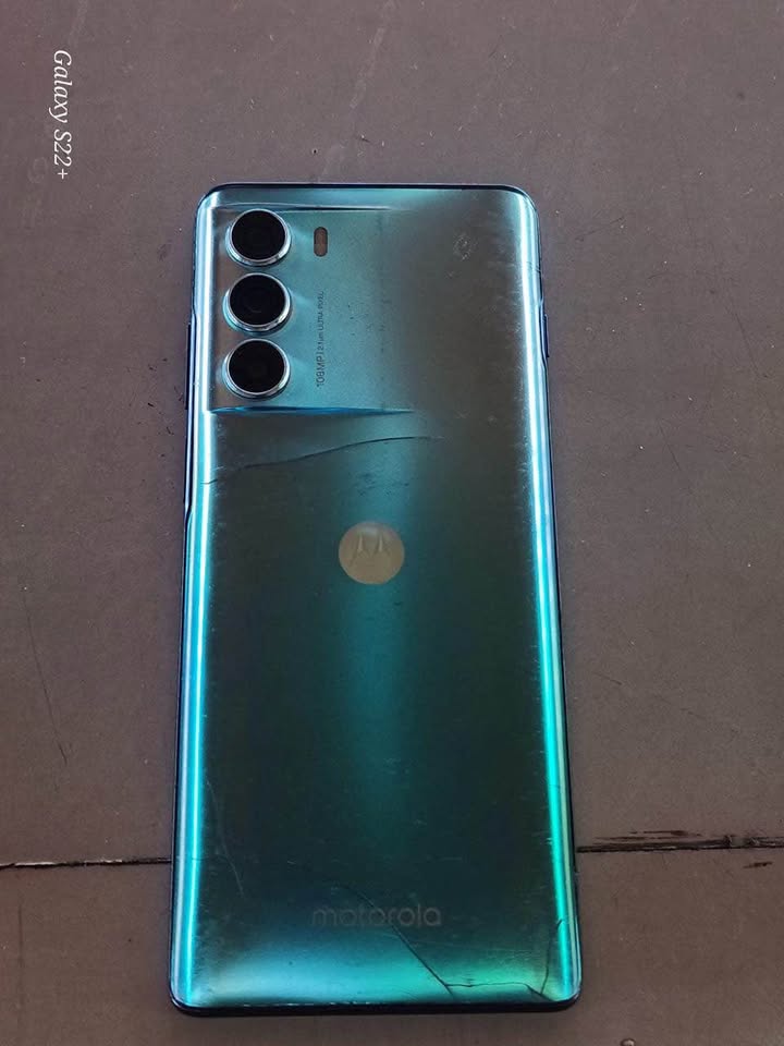 Vendo moto g200 libre impecable!