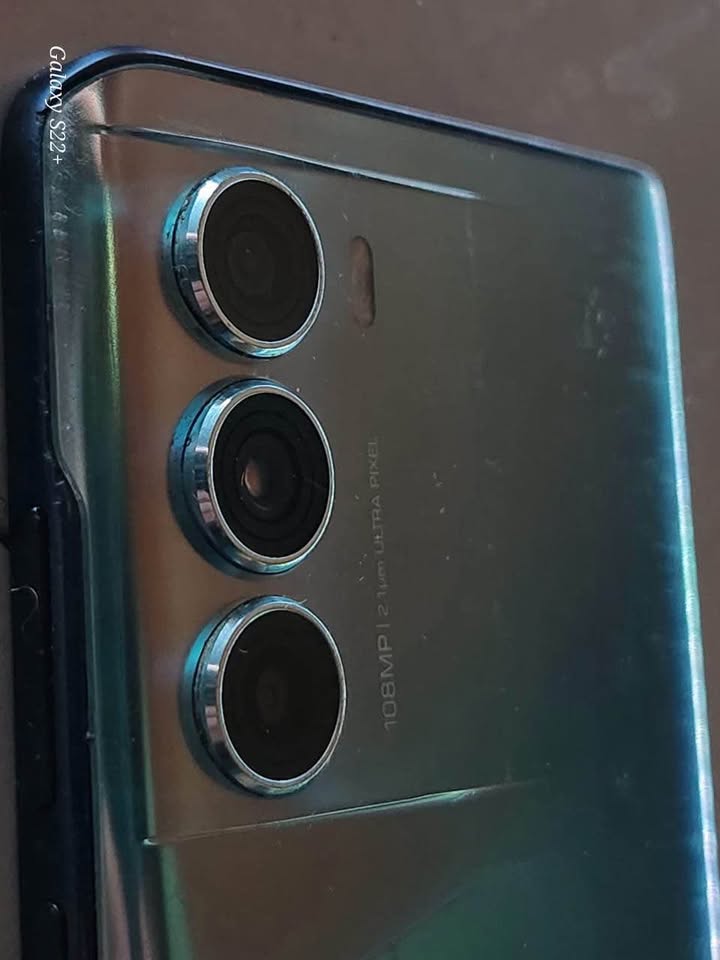 Vendo moto g200 libre impecable!