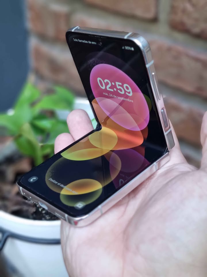Vendo Samsung Z flip 5 libre 5g 256gb 8ram minimo detalle estetico , NO PERMUTO