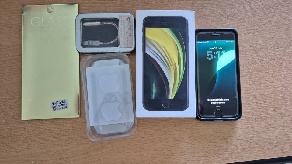 iPhone SE 2020 128GB Negro + Muchos Accesorios
