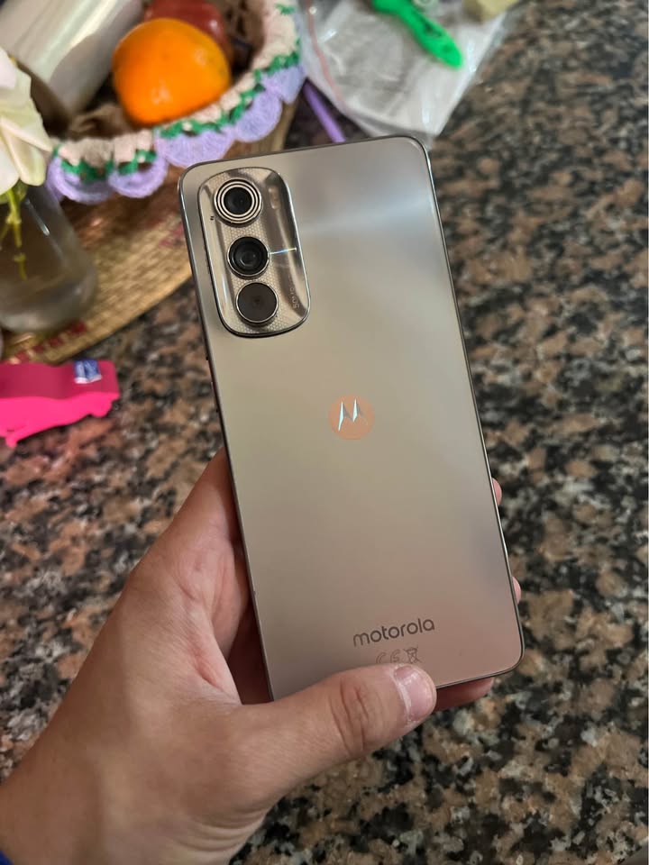 Vendo moto edge 30 libre sin detalles !