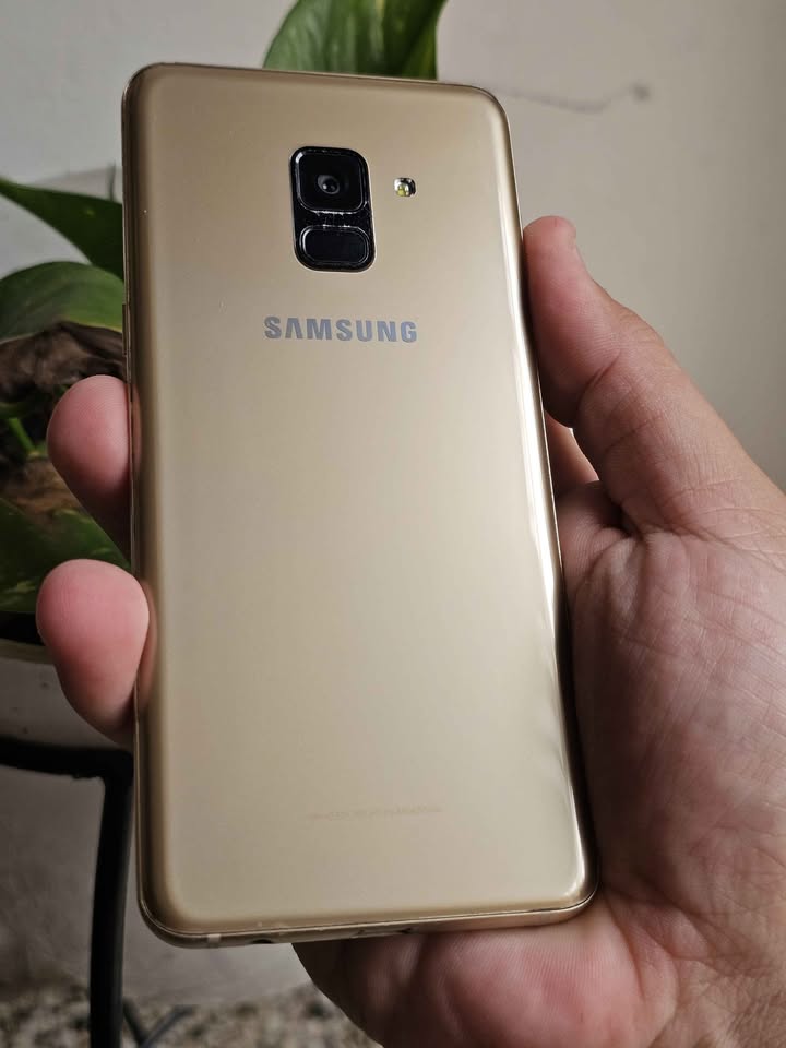 Vendo Samsung A8 2018 libre 32gb 4ram huella nfc , NO PERMUTO