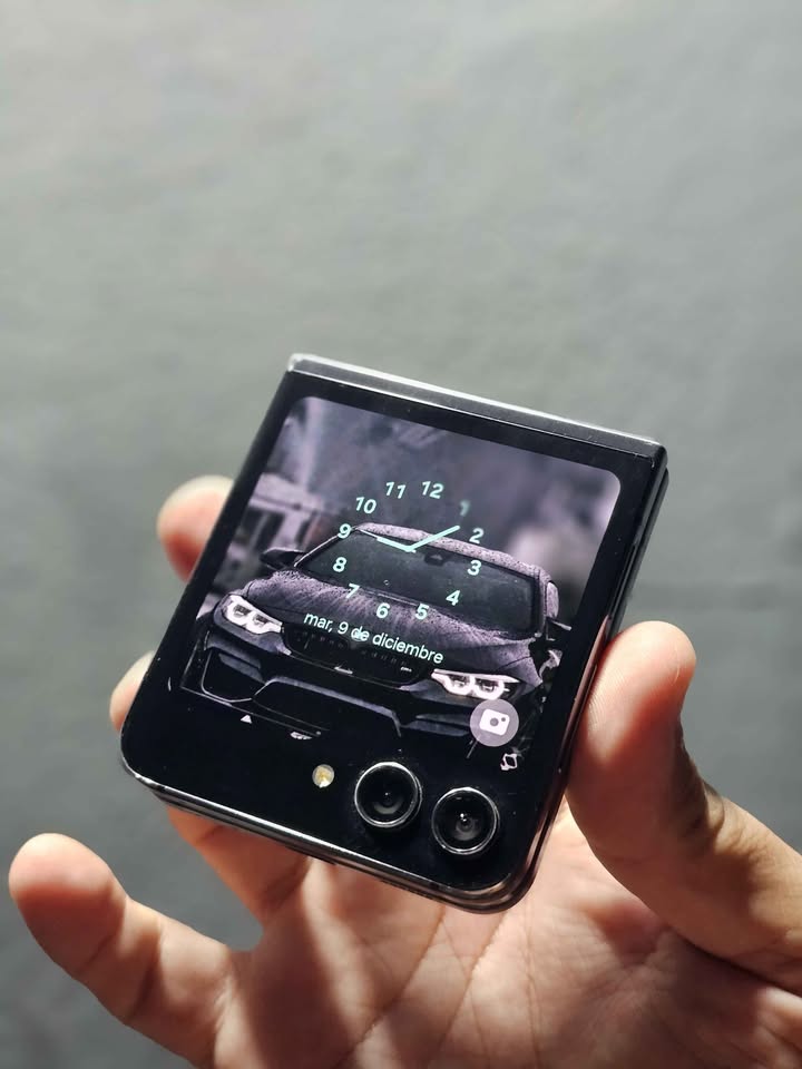 Vendo Samsung Z flip 5 libre 256gb 8ram minimo detalle manchita , NO PERMUTO