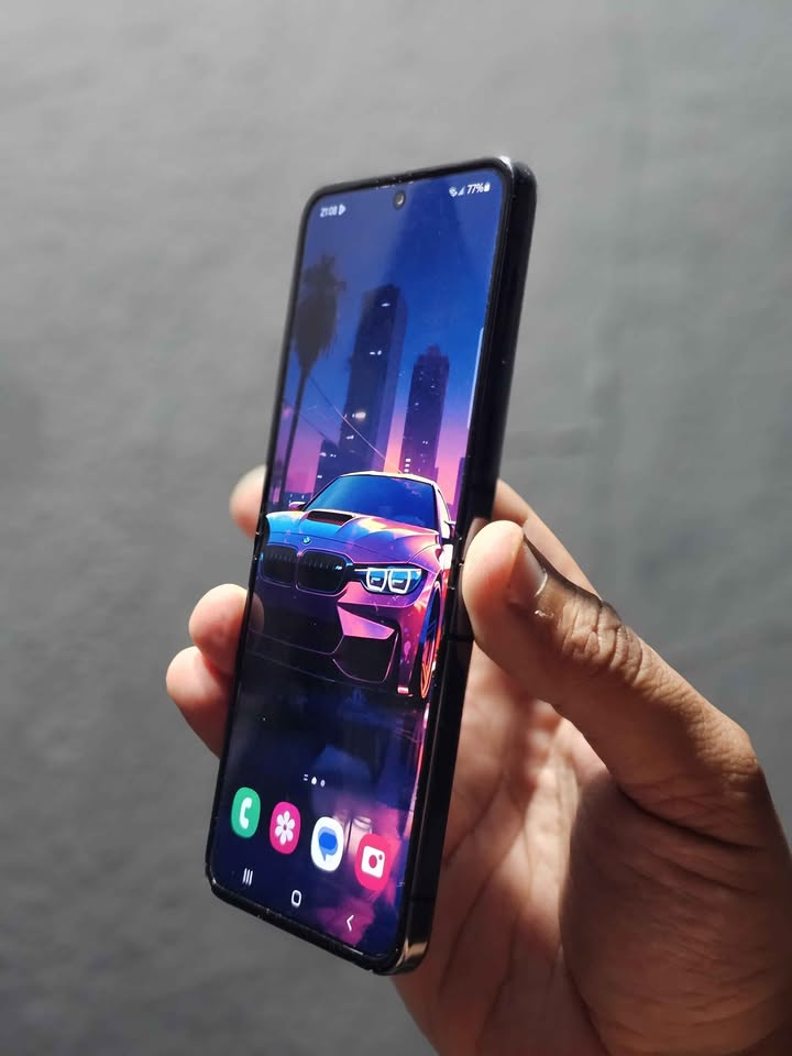 Vendo Samsung Z flip 5 libre 256gb 8ram minimo detalle manchita , NO PERMUTO