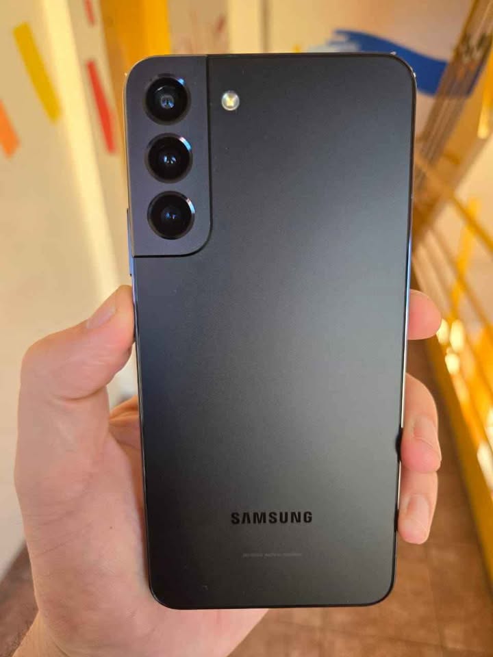 Samsung S22 de 128 gb y 8 de ram. Con NFC. Libre para todas las empresas. Excelente condicion!