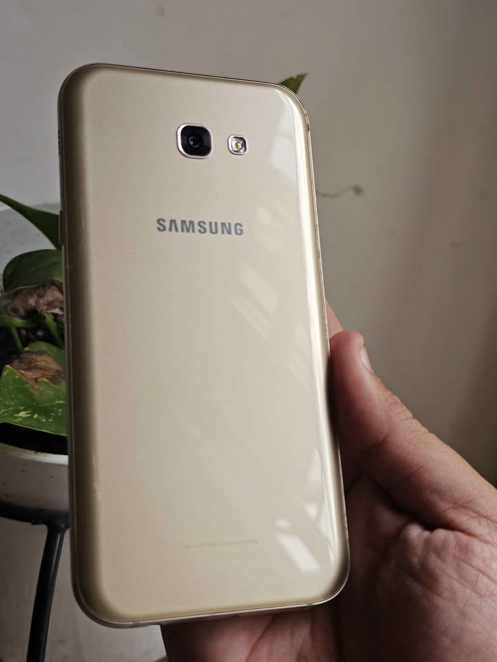 Vendo Samsung A7 2017 libre 32gb 3ram huella nfc , NO PERMUTO