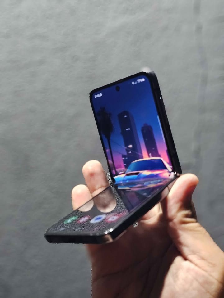 Vendo Samsung Z flip 5 libre 256gb 8ram minimo detalle manchita , NO PERMUTO