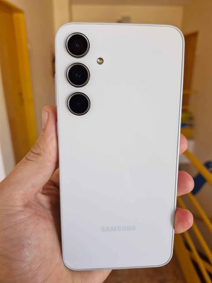 Samsung A35 5g de 256 gb y 8 de ram. Con NFC. Libre para todas las empresas. Excelente estado!