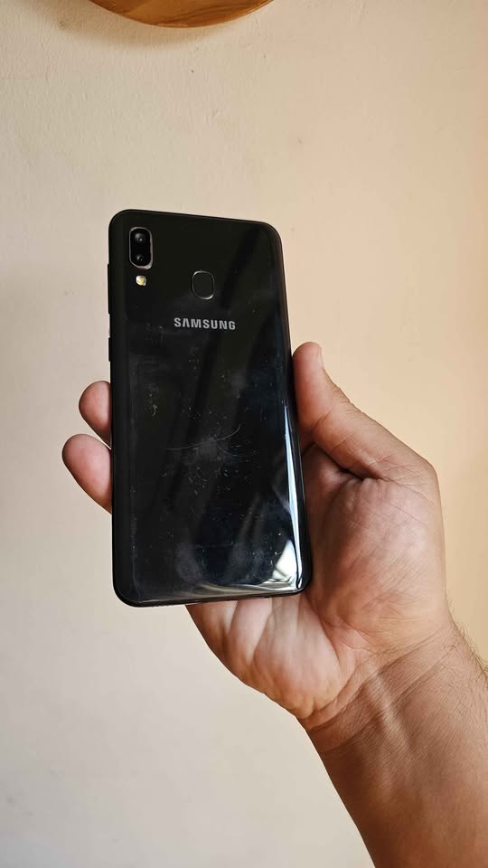 Vendo Samsung A20 libre 32gb 3ram huella , TODAS LAS REDES SOCIALES .