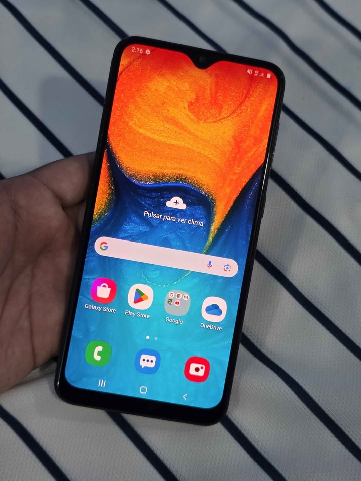 Samsung A20. Libre De Todo. 32gb de almacenamiento, 3gb de ram.