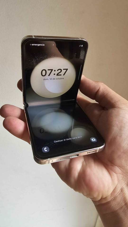 Vendo Samsung Z flip 5 libre 5g 256gb 8ram m, MINIMO DETALLE MANCHITA KO INFLUYE , FUNCIONA PERFECTO