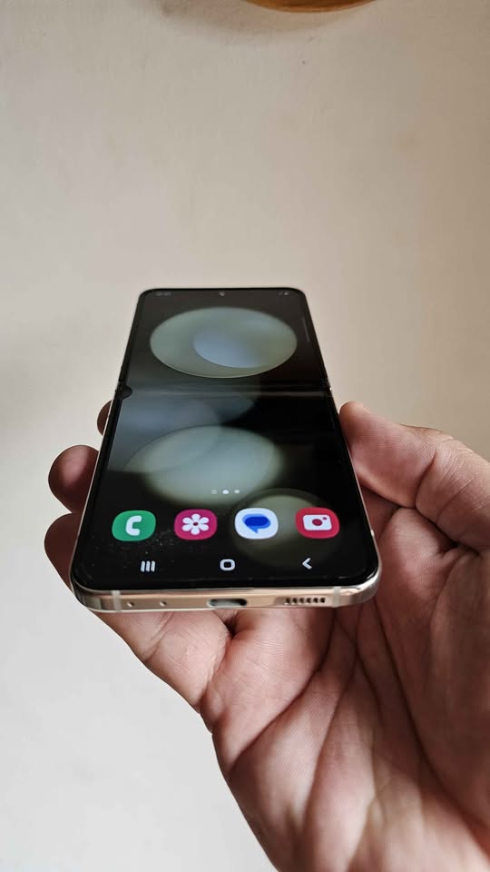 Vendo Samsung Z flip 5 libre 5g 256gb 8ram m, MINIMO DETALLE MANCHITA KO INFLUYE , FUNCIONA PERFECTO