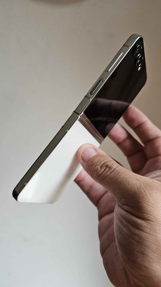 Vendo Samsung Z flip 5 libre 5g 256gb 8ram m, MINIMO DETALLE MANCHITA KO INFLUYE , FUNCIONA PERFECTO