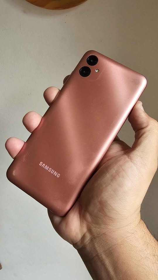 Vendo Samsung A04e libre 32gb 3ram huella , No permuto.