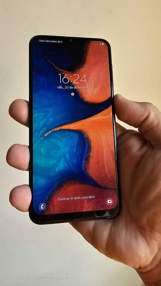 Vendo Samsung A20 libre 32gb 3ram huella , TODAS LAS REDES SOCIALES .
