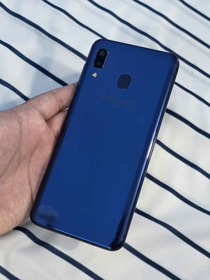 Samsung A20. Libre De Todo. 32gb de almacenamiento, 3gb de ram.