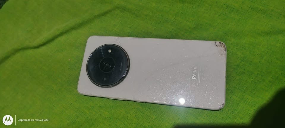 Vendo Detalles atrás de la tapa nada más traen funda 75mil cada uno moto g9 plus redmi a3 libres