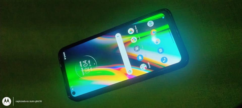 Vendo Detalles atrás de la tapa nada más traen funda 75mil cada uno moto g9 plus redmi a3 libres