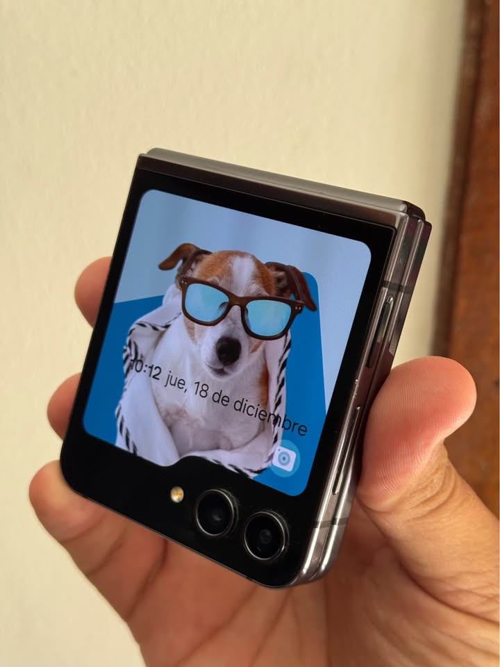 Vendo Samsung Z flip 5 libre 5G 256gb 8ram , IMPECABLE, NO PERMUTO