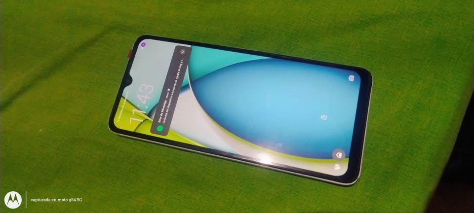 Vendo Detalles atrás de la tapa nada más traen funda 75mil cada uno moto g9 plus redmi a3 libres