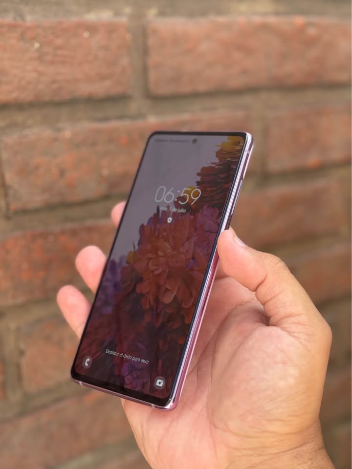 Vendo Samsung S20FE LIBRES 128gb 6ram , IMPECABLES , llevando 3 unidades mejor precio