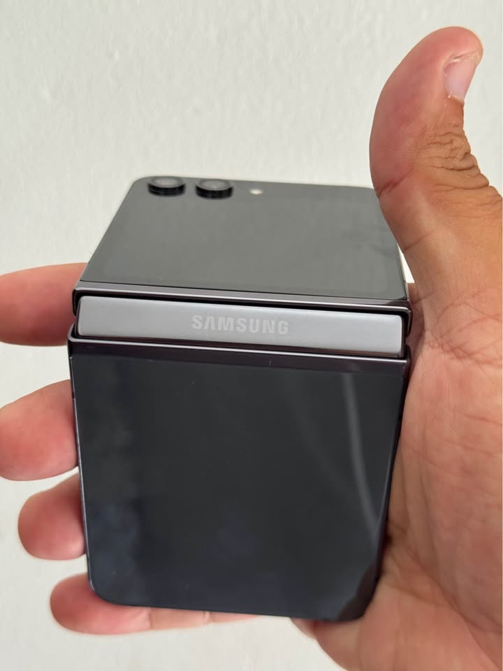 Vendo Samsung Z flip 5 libre 5G 256gb 8ram , IMPECABLE, NO PERMUTO