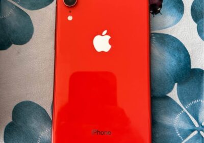 iPhone XR con fundas y accesorios