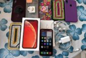 iPhone XR con fundas y accesorios